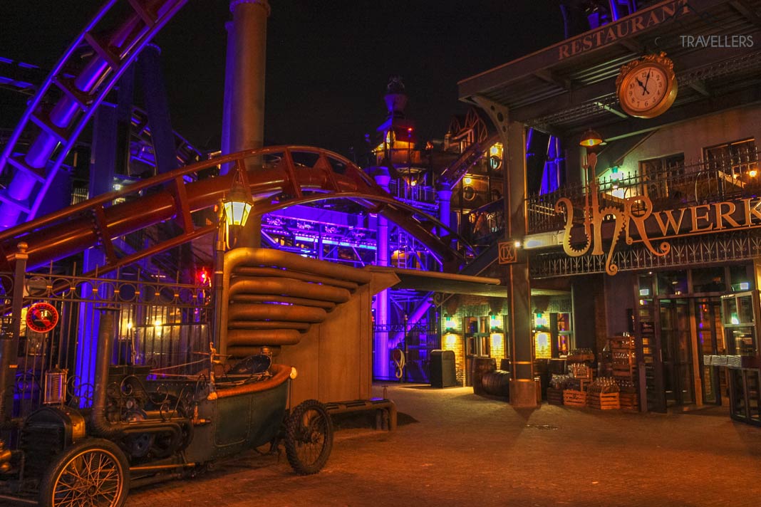 Blick auf das futuristische Restaurant im Phantasialand des Hotels Charles Lindbergh