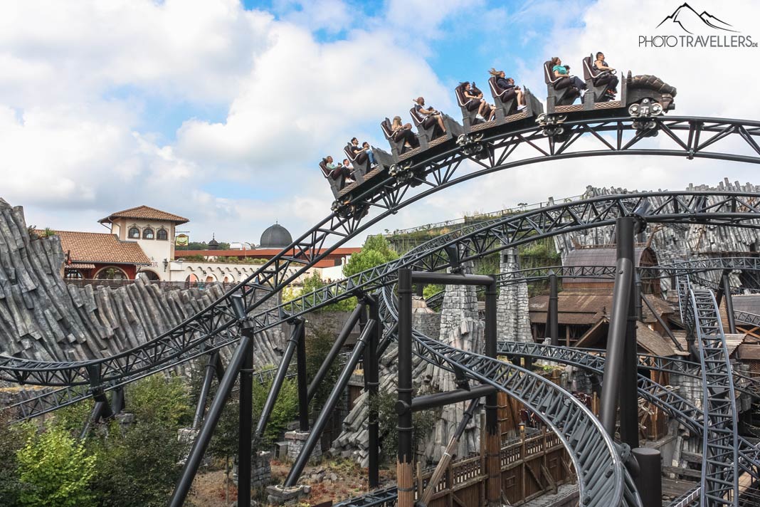 Die Stahlachterbahn Taron in der Themenwelt Klugheim