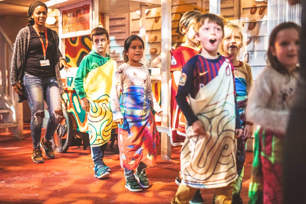 Kinder im Tropenmuseum in Tracht