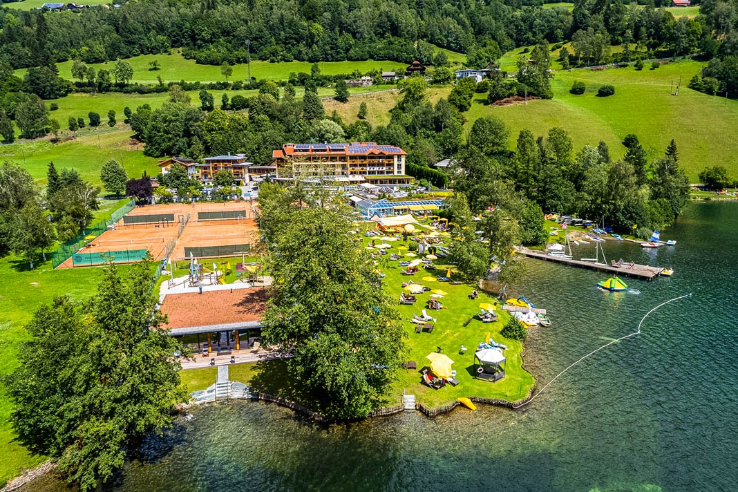 Blick von oben auf das Hotel Brennseehof in Österreich