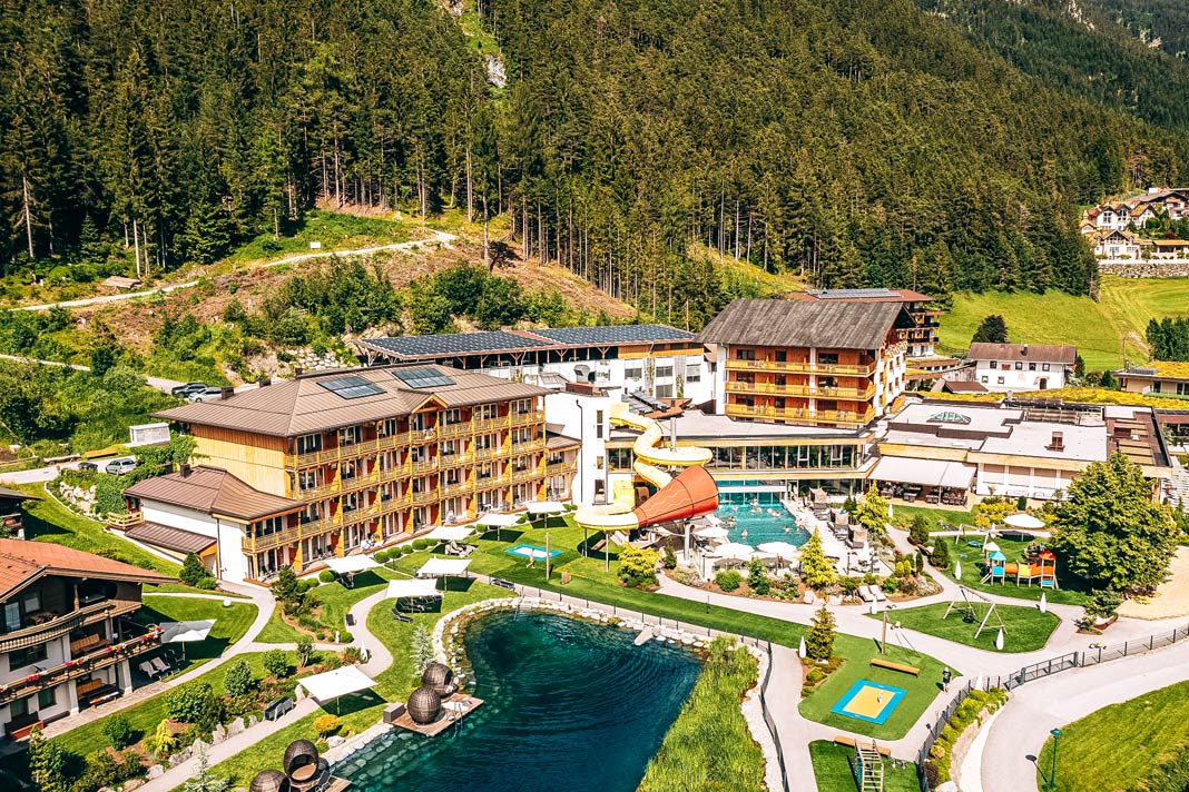 Blick von oben auf das Kinderhotel Buchau in Österreich