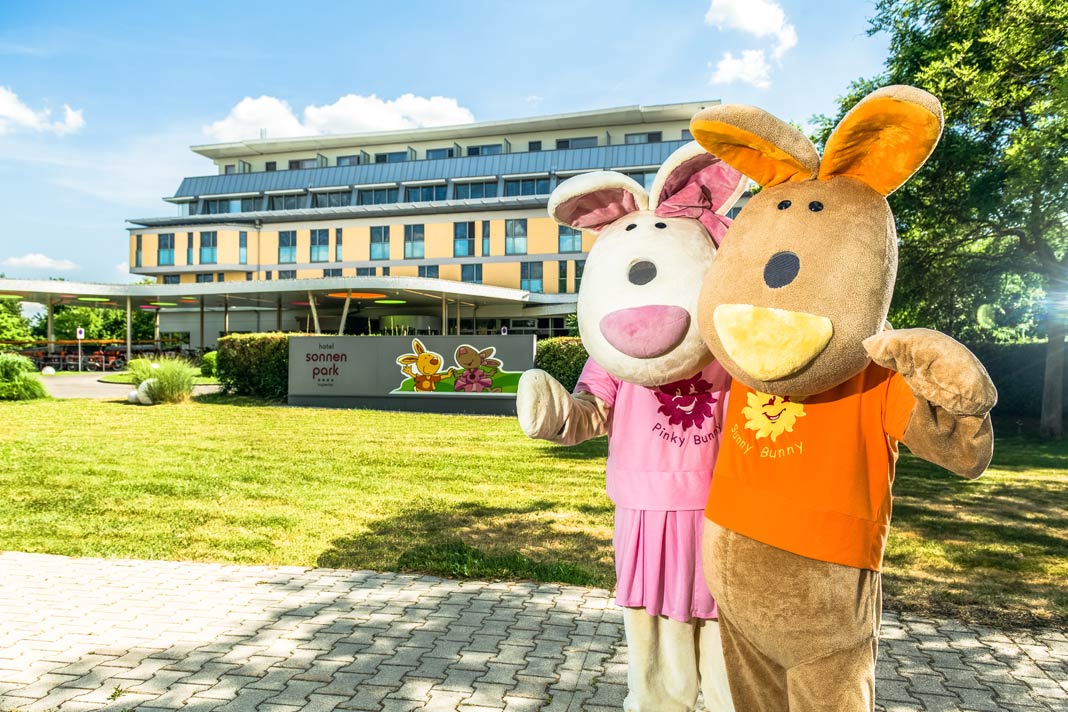 Zwei Maskottchen vor dem Hotel Sonnenpark