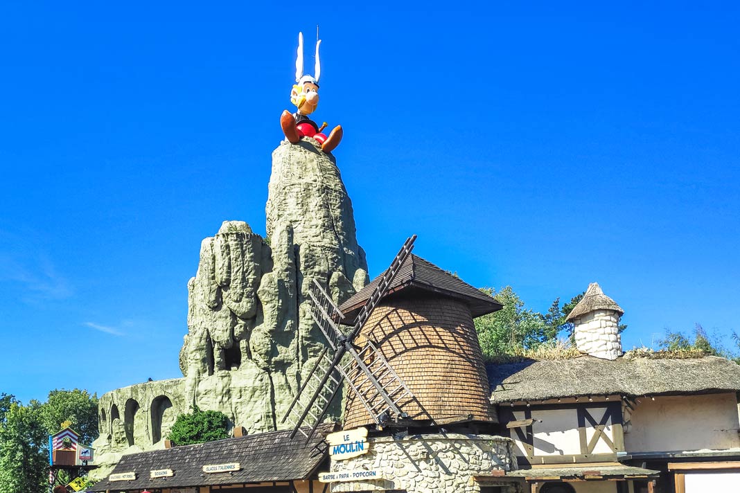 Blick auf eine Asterix Figur im Parc Asterix