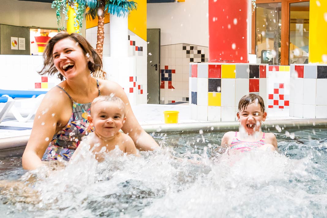 Familie im Erlebnisbad Mayrhofen im Zillertal