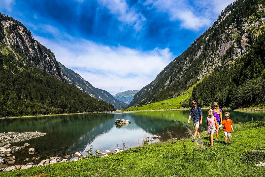 Eine Familie am See im Zillertal