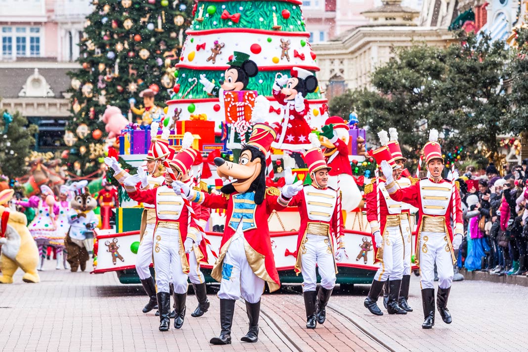 Weihnachtsparade im Disneyland Paris