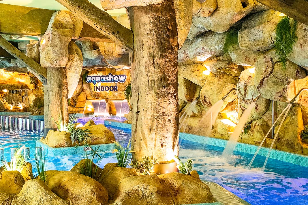 Blick ins Innere des Aquashowparks mit riesigen Poolanlagen