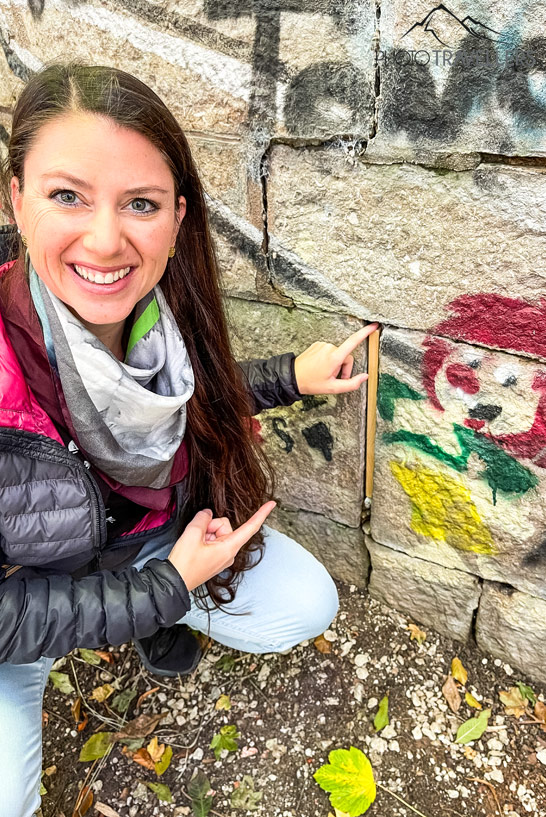 Biggi vor einer Pumuckl-Figur auf einer Schatzsuche in München