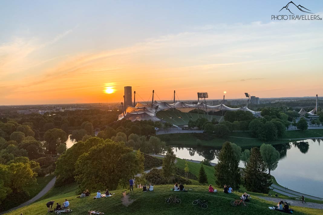 Blick auf den Olympiapark vom Olympiaberg aus bei Sonnenuntergang