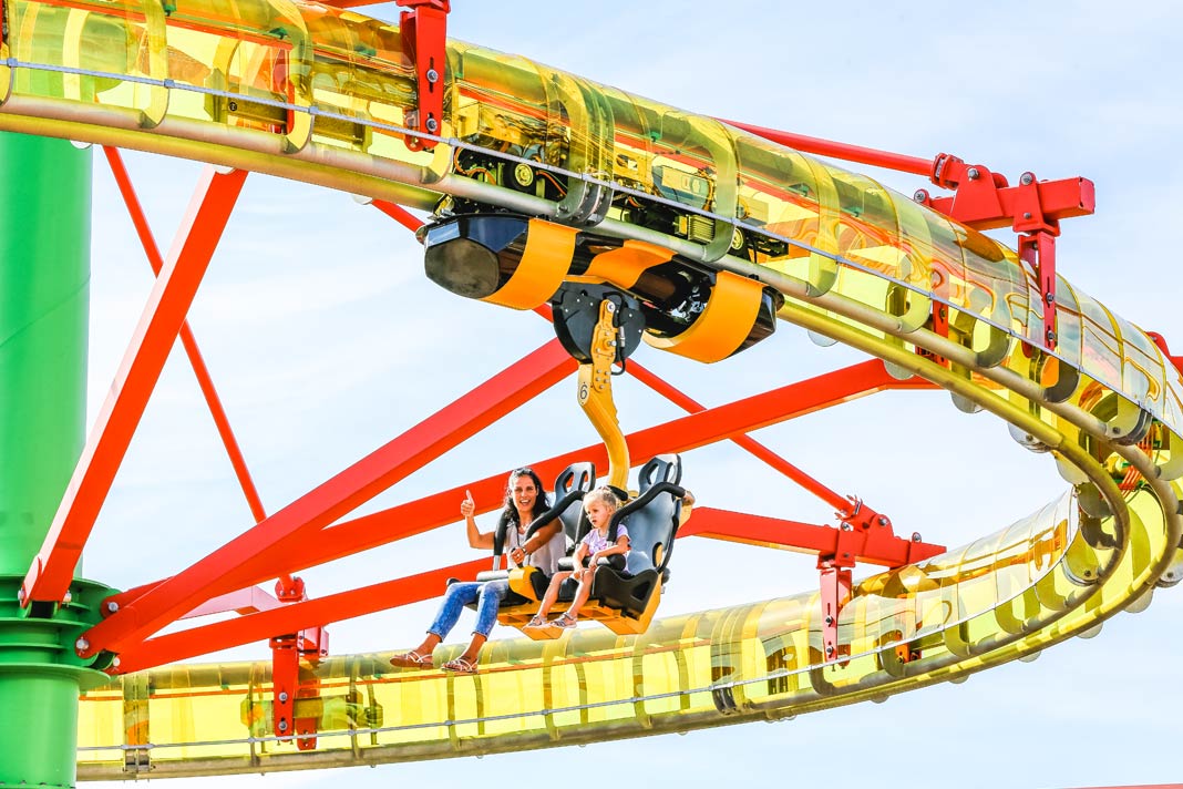 Fahrgeschäft mit Mutter und Tochter im Freizeitpark Schwaben Park in Baden-Württemberg