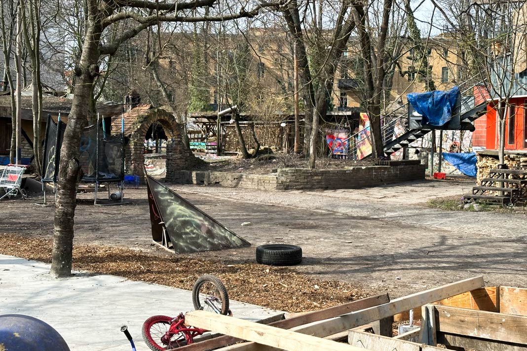 Blick auf den abenteuerlichen Bauspielplatz Kolle 37 in Prenzlauer Berg