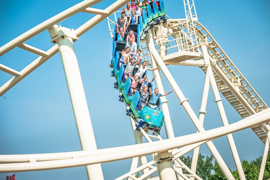 Blick auf eine hellblaue Achterbahn mit Kindern im Freizeitpark Belantis in Leipzit